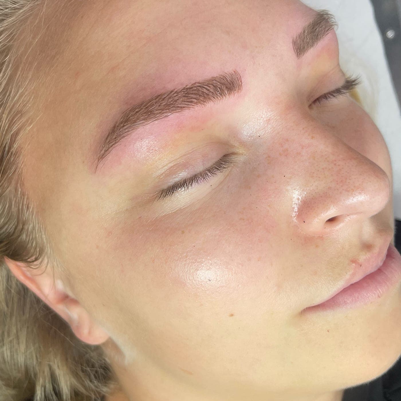 Microblading Frankfurt – fein gezeichnete Augenbrauen mit natürlicher Wirkung