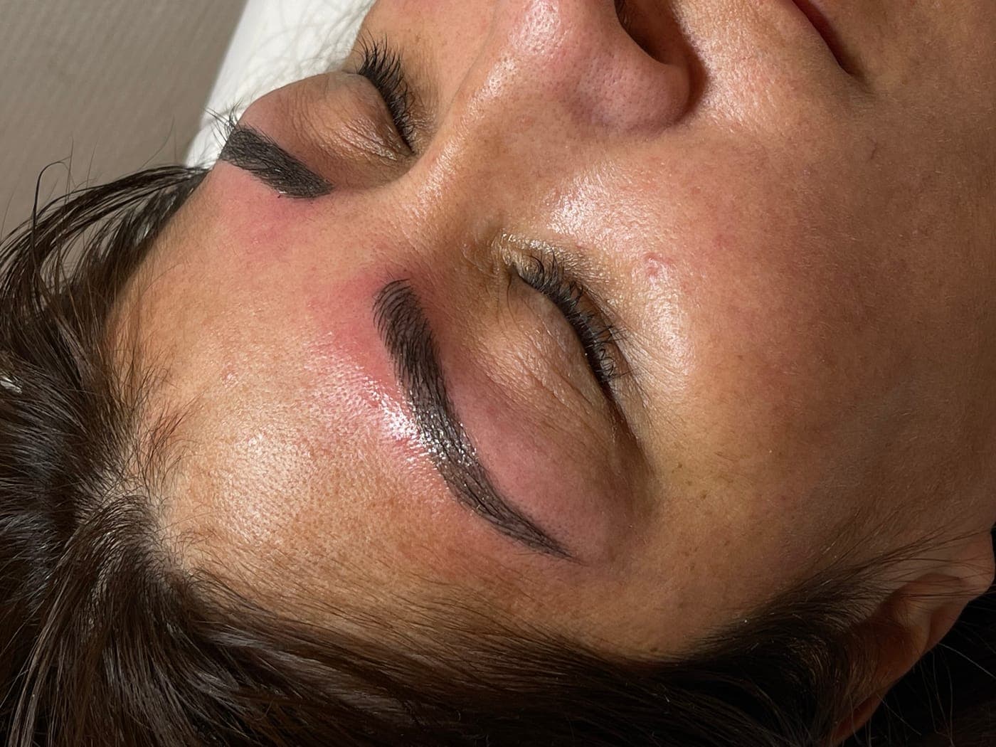 Microblading Frankfurt – feine Brauenformgebung mit präzisen Härchenstrichen