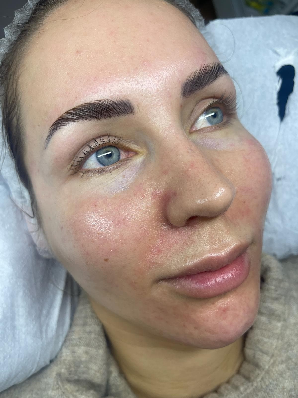 Brow Lamination Ergebnis Frankfurt – natürlich geformte Augenbrauen